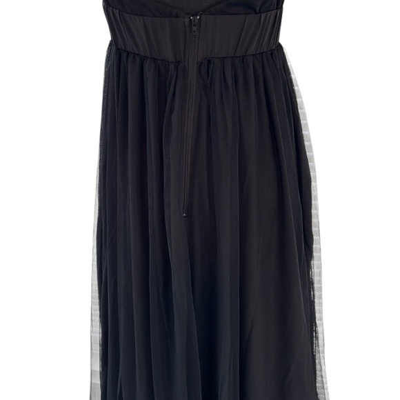 Black Maxi Dress with Elegant Silhouette - Picture 8 of 9